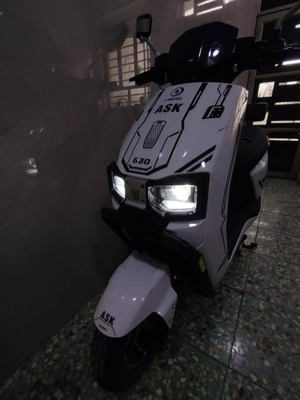 سلام عليكم دراجه سكنس موديل 2025 .
6 بطاريات كبار جدد .شاحنه اصليه .
تشغل بصمة +كرت 2 ..نشرات متغير الألوان 
نظام رجوع لخلف .
نظام 3 سرع .
سرعه 99.
نظام بريك دهن .
السعر 700.
مكاني ابو غريب يم السوك او الكراج .
***********
*********** متوفر واتساب
