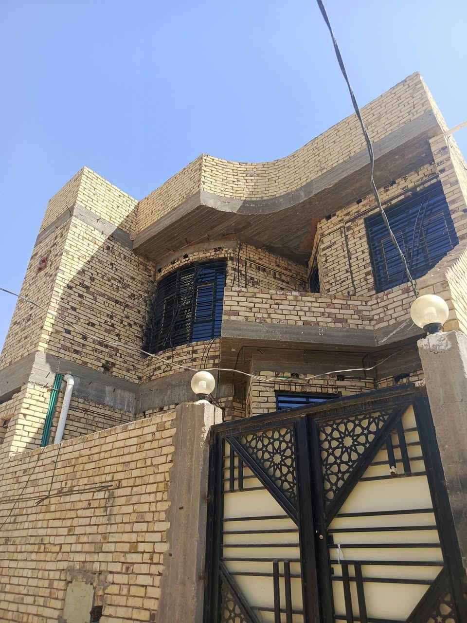 للبيع بيت 100م طابقين طابو صرف
بناء طابوك أساس وسطح صب كونكريت 

ركن مدرسه فيصل دلول ع شارع عام 

الطابق الاول استقبال 7 في 4 صاله 7 في 4 مطبخ 6 في 4 كليدور مكشوفه صحيات 

الطابق الثاني غرفه سويت 7 في 4 غرفه مطله ع البلكونه 6 في 4 صاله 7 في 4 

البيت محجوز ل مصرف الاسكان مطلوب 45 مليون تسديد شهري القصد الشهري 279 الف 

السعر ب 60 وبيه مجال والسلفه وره اليشتري 

***********
