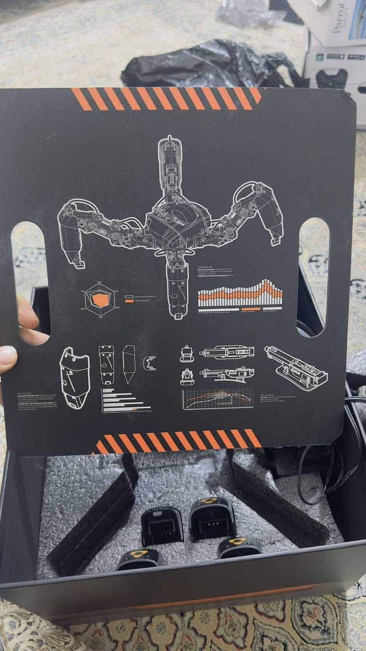 ميكامون)، وهو روبوت متطور يدمج بين العالم الحقيقي والواقع المعزز (AR)، من إنتاج شركة Reach Robotics. هو ليس مجرد لعبة عادية، بل يعتبر "روبوت قتال" ذكي.
إليك أهم مواصفاته ومميزاته بناءً على ما يظهر في الصور:
1. طريقة اللعب
• الواقع المعزز (AR): يمكنك استخدام هاتفك لرؤية أعداء افتراضيين في غرفتك ومحاربتهم باستخدام الروبوت.
• قتال الروبوتات: إذا كان لدى صديقك روبوت آخر، يمكنكما القتال وجهاً لوجه في عالم حقيقي.
• التحكم: يتم التحكم به بالكامل عبر تطبيق على الهاتف الذكي (iOS أو Android).
2. المواصفات التقنية (كما في المخطط بالصورة الأولى)
• التصميم: يمتلك 4 أرجل تتحرك بمرونة عالية (ثلاث درجات من الحرية لكل رجل)، مما يسمح له بالمشي، الدوران، وحتى أداء حركات تعبيرية.
• الهيكل (Chassis): مصنوع من مواد قوية وخفيفة الوزن لتحمل الصدمات أثناء القتال.
• الدروع والأسلحة: يتميز بنظام "الوحدات" (Modular)، أي يمكنك نزع وتركيب الدروع والأسلحة (المستشعرات) لتغيير قدراته.
• المستشعرات: مزود بمستشعرات تحت حمراء (Infrared) لاكتشاف الروبوتات الأخرى وتحديد الإصابات.
3. مميزات إضافية
• التخصيص: يمكنك ترقية مستوى الروبوت الخاص بك وفتح قدرات جديدة من خلال التطبيق.
• الحركة: يتميز بحركة "عضوية" تشبه الكائنات الحية،


**إذا كنت صاحب هذا الإعلان وتريد حذفه لأي سبب، رجاءا أرسل رسالة إلى الدعم الفني**