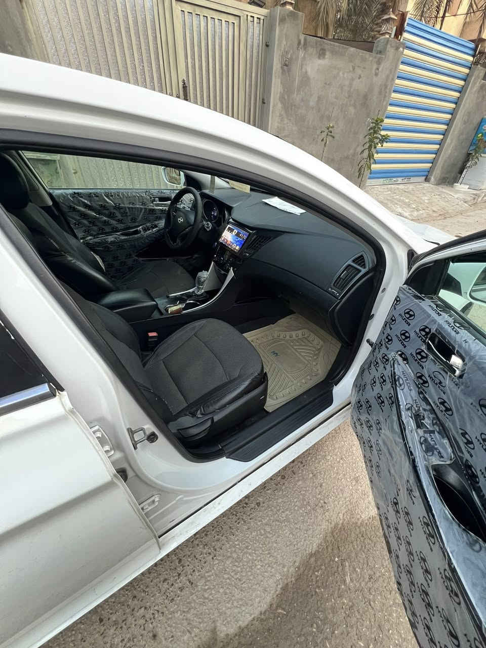 سلام عليكم …
سوناتا ٢٠١١ أمريكي ( مكينة GDi 2400جديدة 

گير جديد وحدادية جديدة السيارة ما ناقصها شيء 

رقم بغداد ( هزة جديدة . لوحات جدد . ب اسمي السيارة ) 

سيارة مال جناااي .. 

السيارة كدام عينك ..  بيها شكم قطعة 

أبيع حزام …  مكان كربلاء طويريج 

الما يعجبه السوك بي أشكال . 

السعر ٩٣ قفل … ❤️‍🔥
***********
