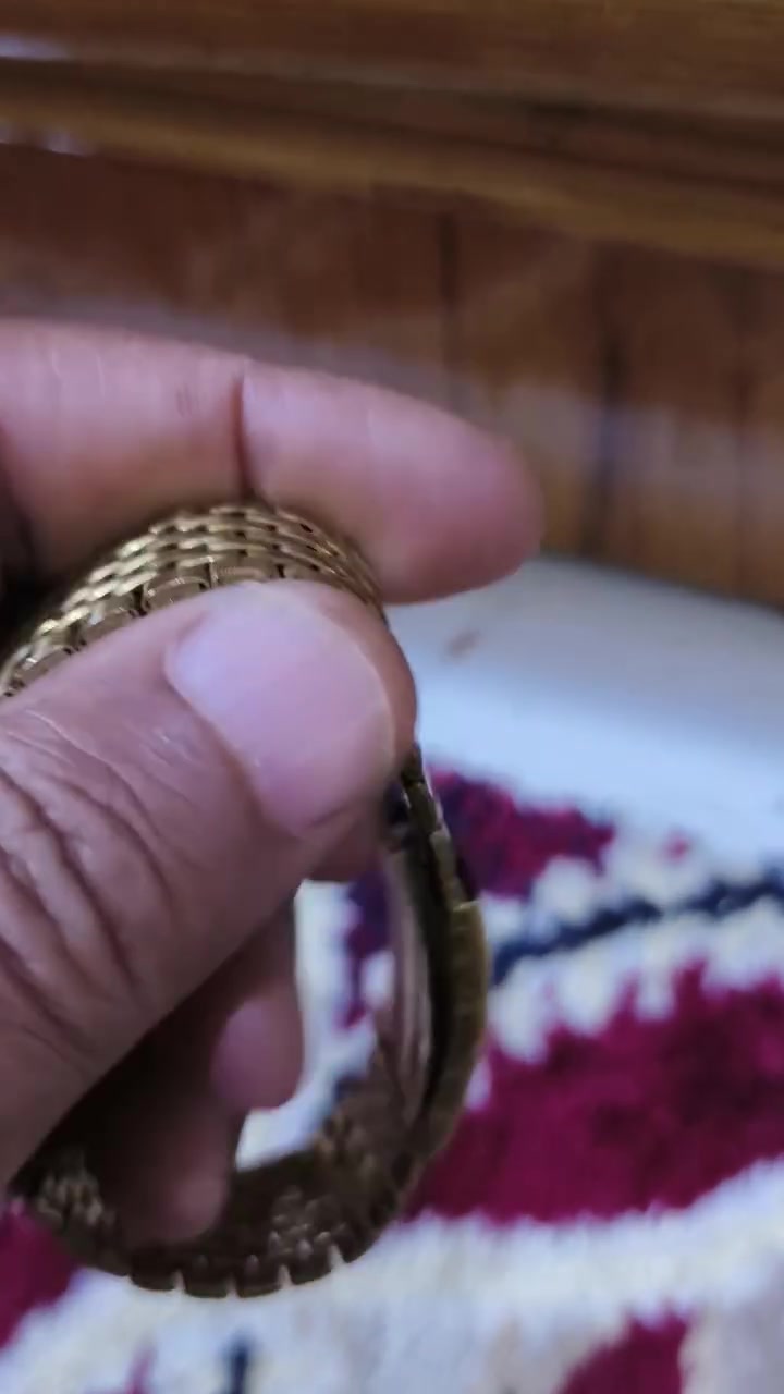 ساعات للبيع كل قطعه وسعرها للتواصل *********** وتساب
