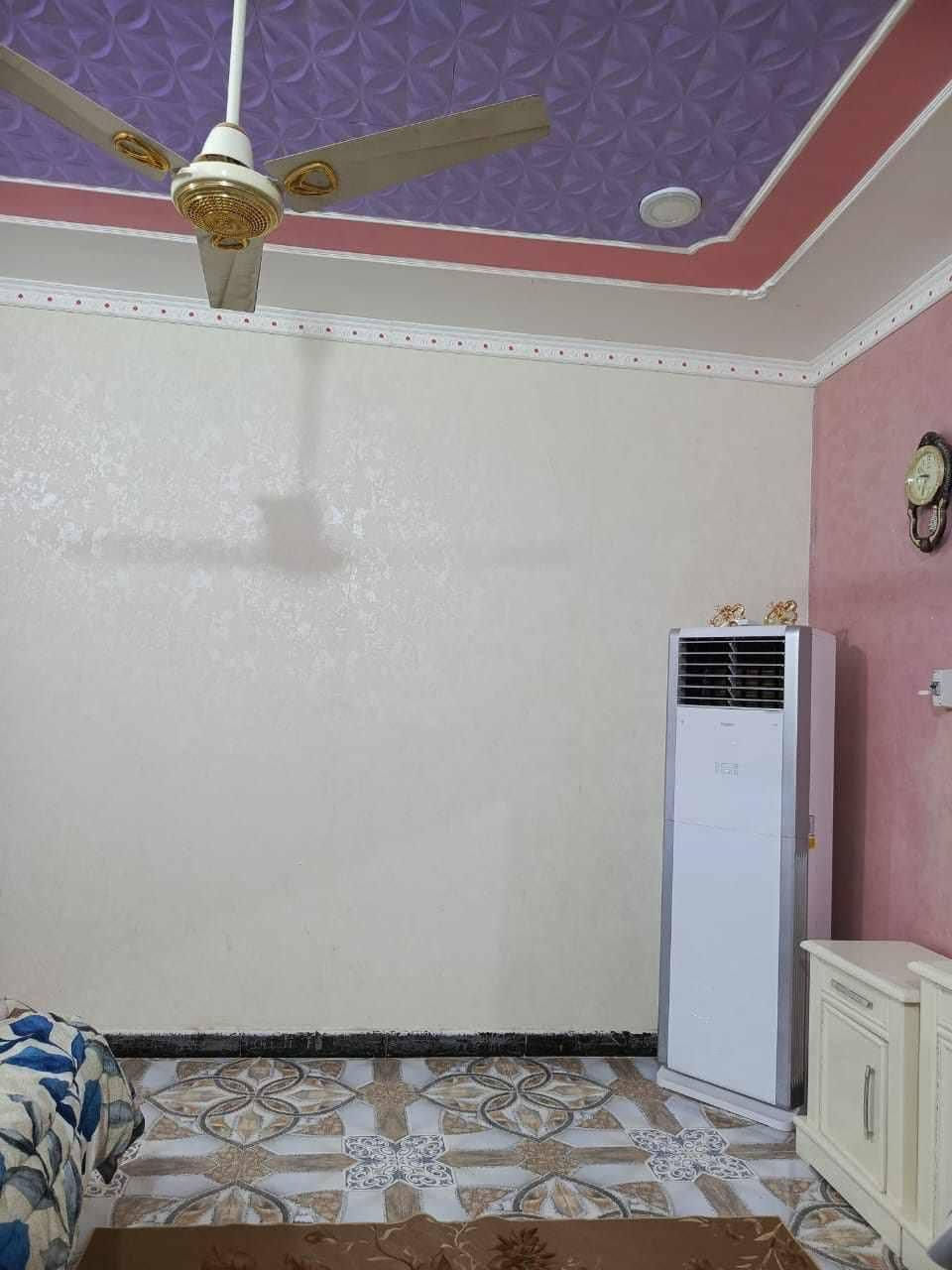 # بيت للبيع
العنوان: حي الشهداء شارع النص عالشارع 200متر طابو واقع حال 300 متر
يتكون من طابقين 
 ♦️الطابق الأرضي يحتوي على غرفتين وهول واستقبال ومطبخ وصحيات وحديقه وطارمه 
 ♦️الطابق الثاني بناء جديد يحتوي على غرفتين وصاله واستقبال ومطبخ وصحيات معزول بدرج خارجي وباب عالشارع وبي طارمه.
للتواصل رقم الهاتف (***********) 

كافة الخدمات متوفره.
