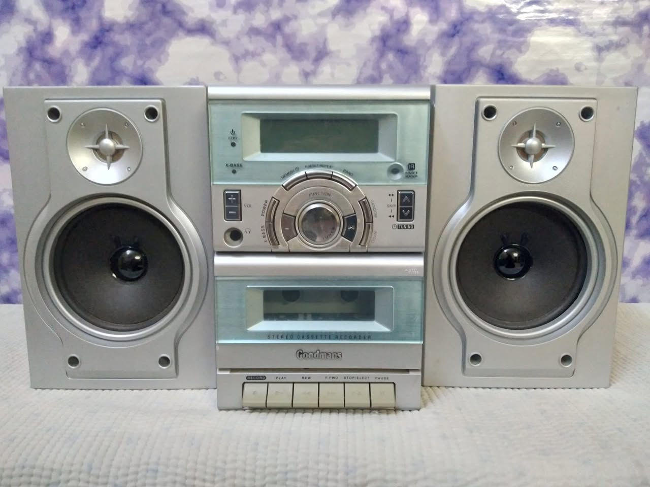 جهاز ماركة Goodmans 
*راديو موجتين FM. AM
*مسجل شغال بالكامل مع التسجيل 
*مدخل Aux اواكس 
*سي دي عاطل 
نظافة الجهاز 100%
السعر 55 الف مع التوصيل 
***********
