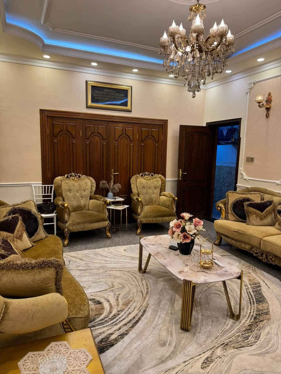 يعلن مكتب عقارات أبو انور فرع الطويسه عن وجود بيت البيع في حي المهندسين مساحة 320 متر وجه 15 متر طابقين يحتوي على 5 غرف نوم وصاله 2 وستقبال ومطبخ وصحيات وكراج وحديقه بناء 2009 البيت بناء طابوك وجه البيت طلس قريب على الشارع العام 10 متر شارع 11 متر مكان راقي ممتاز الستفسار الاتصال//***********//***********// كما نستقبل جميع عروضكم وطلباتكم التجارية والعقارية المكتب مجاز قانونيا المكتب ماقبيل مطعم الحسون عقارات أبو انور فرع الطويسه
