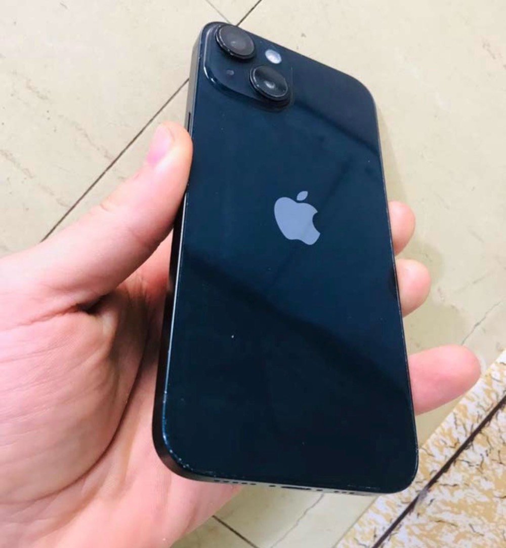 ايفون ١٤ العادي شريحتين الجهاز مكفول بعده ب ضمان فقط الجهاز بدون ملحقات سعره ٥٠٠ للبيع او مرارس ذاكره ١٢٨ بطاريه ٩٨ مكاني الكرمه