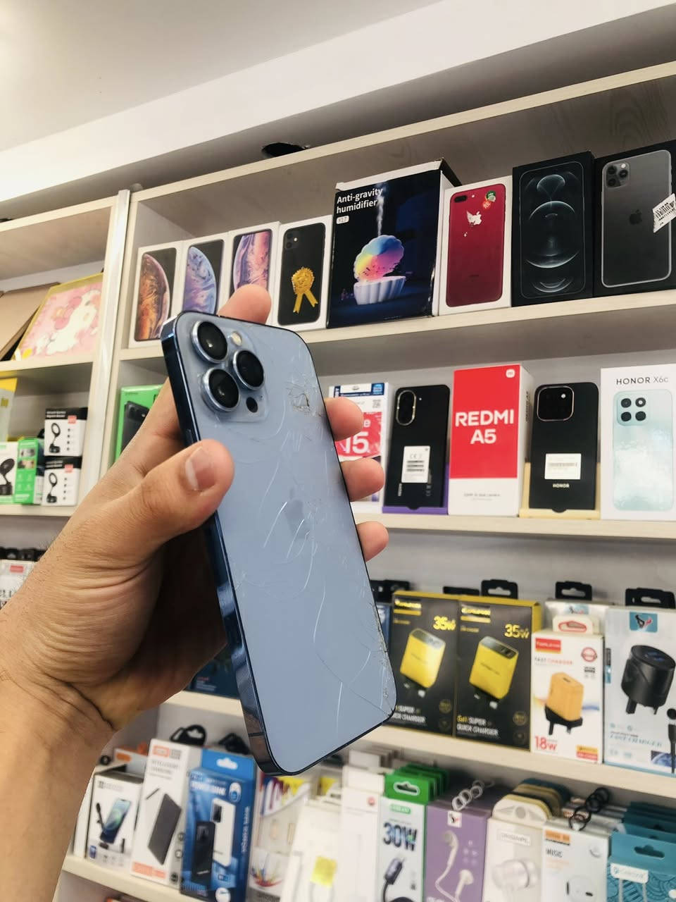 🔥 iPhone 13 Pro Max للبيع 🔥
• بطارية 78%
 • الكارتون موجود
 • نسخة شرق أوسط
 • ضهر مكسور (موضح بالسعر)
 • باقي الأمور تمام

💰 سعر ناررررر 🔥🔥 وقابل للتفاوض
📞 للاستفسار: ***********
