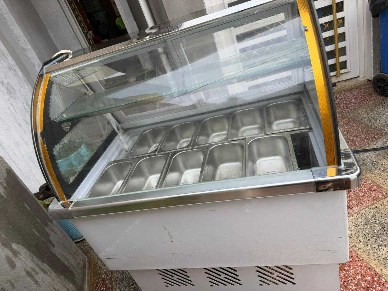 عارضه مال مقبلات.
استعمال اقل٦ اشهر 
السعر ٥٠٠ وبيه مجال قليل 
***********
مكان بابل
