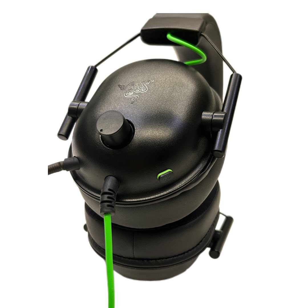 تجمع بين الأداء العالي والراحة الفائقة، مع صوت محيطي دقيق وميكروفون احترافي لتجربة لعب مميزة 

مثالية للألعاب التنافسية (Esports) مع صوت محيطي 7.1 لموقعية دقيقة.

للتواصل الواضح مع الفريق عبر مايكروفون HyperClear Cardioid.

مناسبة للاستماع للموسيقى ومشاهدة الأفلام بجودة صوتية نقية.

متوافقة مع أجهزة الكمبيوتر، البلايستيشن، الإكس بوكس، النينتندو سويتش، والهواتف الذكية.

المشغلات: Razer™ TriForce 50mm Drivers – صوت عالي الجودة مع توازن في الترددات.

المايكروفون: Razer™ HyperClear Cardioid Mic – يلتقط الصوت بوضوح ويقلل الضوضاء الجانبية.

عزل الضوضاء: Passive Noise Cancellation – تركيز كامل بدون إزعاج خارجي.

تصميم خفيف الوزن: 240 غرام فقط مع وسائد أذن من الميموري فوم لراحة طويلة.

الصوت المحيطي: 7.1 Surround Sound (متاح على Windows 10 64-bit) لتحديد موقع الأصوات بدقة.

التوافق : PC, Mac, PlayStation 4, Xbox One, Nintendo Switch, Smartphone عبر منفذ 3.5mm والهاتف

 استجابة التردد: 12Hz – 28kHz
 المعاوقة: 32Ω @ 1kHz
الحساسية: 100dBSPL/mW
 طول الكابل: 1.3 متر
 قطر وسادة الأذن الداخلية: 63mm x 43mm

محتويات العلبة:
– سماعة Razer BlackShark V2 X
– كابل تقسيم للصوت/المايك
السعر 39 و التوصيل مجاني
التواصل واتساب
***********
