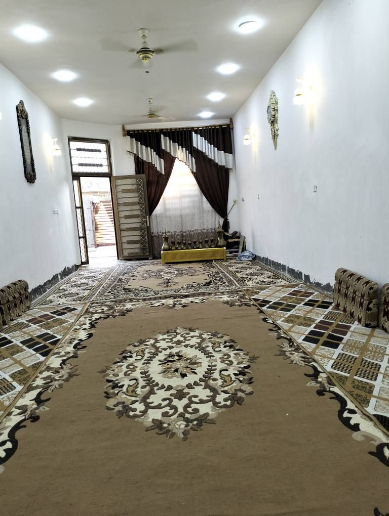 الدار للبيع زراعي المساحه 350العنوان المهيديه مقابل مجمع الشموخ السكني شارع مقابل تانكي المجمع بناء جديد طابوق وسكف كونكريت رباط ارظي شغل درجه اولى غرفتين كبار وصاله ومطبخ حار وبارد وديوانيه وصحيات داخليه وخارجيه وحديقه كبيره نقص ارظيه وستاره الشارع عرضه 10ماي وكهرباء ومجاري ونت ظوئي السعر خاص *********** ناصرية, ذي قار
