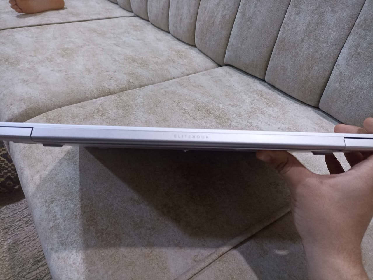 السلام عليكم.. لابتوب HP EliteBook 755 G5 من الفئة الملكية (Metal Body)، الجهاز نظيف جداً جداً وبحالة الوكالة، مناسب جداً لطلاب الجامعات، الموظفين، والمصممين.
المواصفات القوية:
المعالج: Ryzen 5 2500U Pro (أداء عالي ومستقر).
الرام: 16GB DDR4 (فاتح اللابتوب طيارة وسريع جداً بالتنقل بين البرامج).
الهارد: 256GB SSD NVMe نوع Western Digital SN730 (من أسرع الهاردات عالمياً).
الشاشة: 15.6 بوصة IPS FHD (دقة ألوان خيالية ومريحة للعين).
الكاميرا: HD أصلية مع ميزة Privacy Shutter (غالق يدوي للخصوصية).
المميزات: كيبورد ضوئي عربي، بصمة إصبع، سماعات Bang & Olufsen، هيكل معدني نحيف وأنيق.
الملحقات المجانية:
حقيبة (جنطة) لابتوب.
ماوس.
شاحن HP الأصلي.
المكان: الموصل - (حي النور).
للتواصل: (***********). موصل, نينوى
