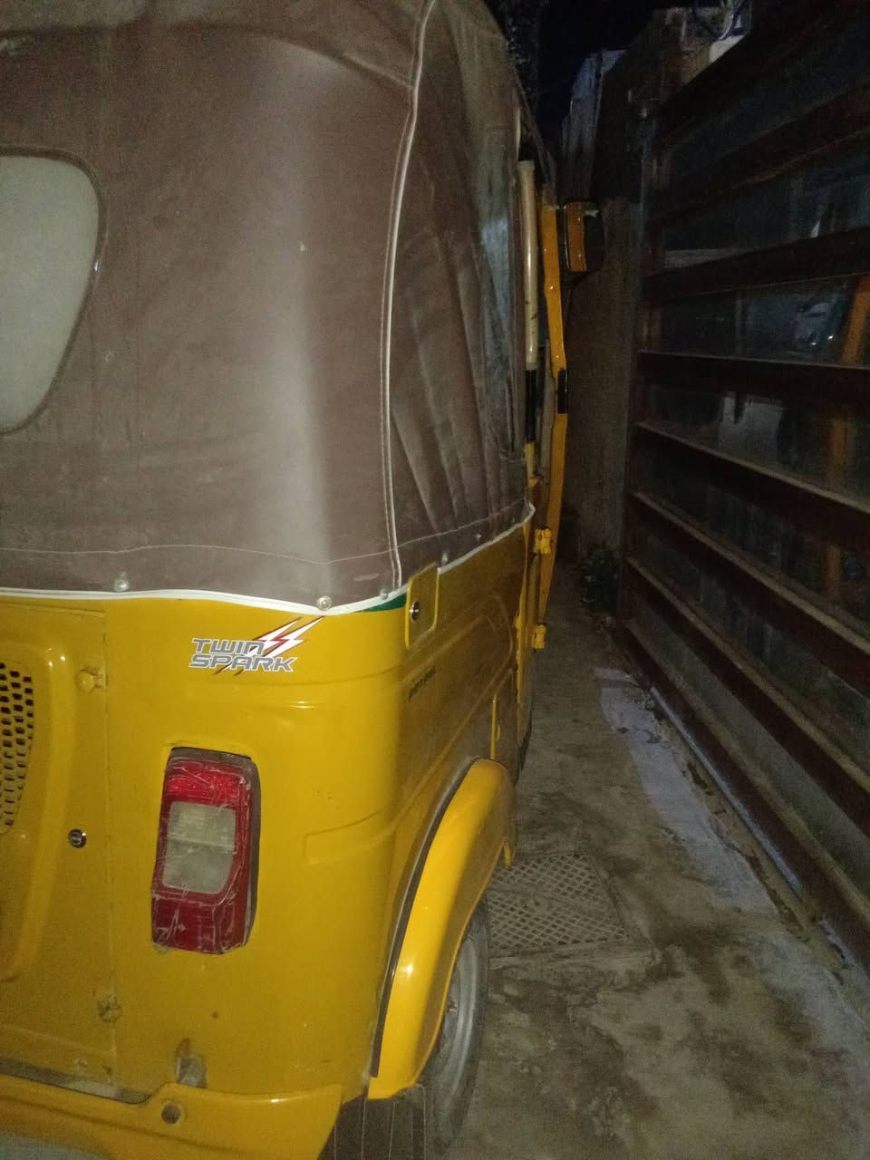 تكتك واحد وعشرين لبيع شهر 1اوراق 
771 057 1207
