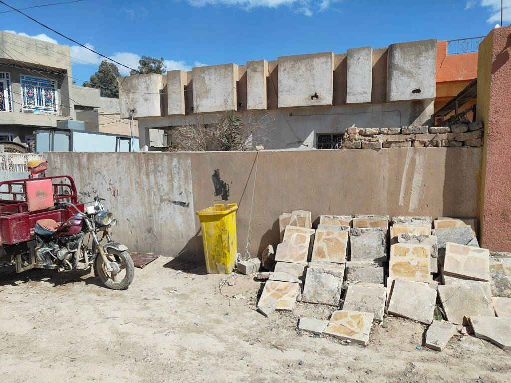 السلام عليكم بيت في حي الشهداء قبل نهاية شارع 2000 ركن مقابل جامع الفلاح مساحته 250 متر طابو ملك صرف مأجر حاليا سعره 105وبيه مجال للتواصل على الهاتف ***********
