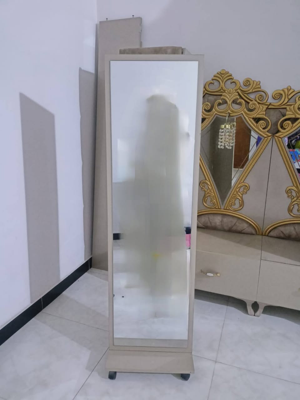 السلام عليكم غرفة تركي للبيع العنوان رئاسة العبيدي شارع عشرين الاتصال واتساب ***********
