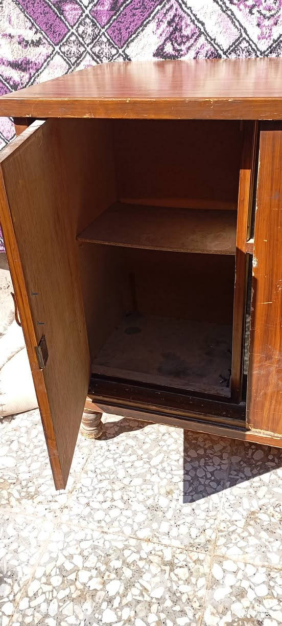 بوفيه تزكام نظيفه بس صبغ وقفاله ناقصهه مابيهه ضرر سعرها 100 وبيهه مجال للشراي العنوان بغداد المشتل ***********
