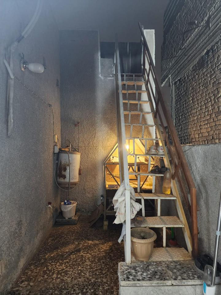 بيت 72 متر عكاده للبيع كلشي بي نظيف ومرمم حديث
جوه مطبخ واستقبال وغرفه وخدمات وفوك غرفتين وحده جبيره سويت والثانيه اصغر منها 
قطاع 7 صاير بداية الفرع على شارع الفلاح  للتواصل 
 ***********
