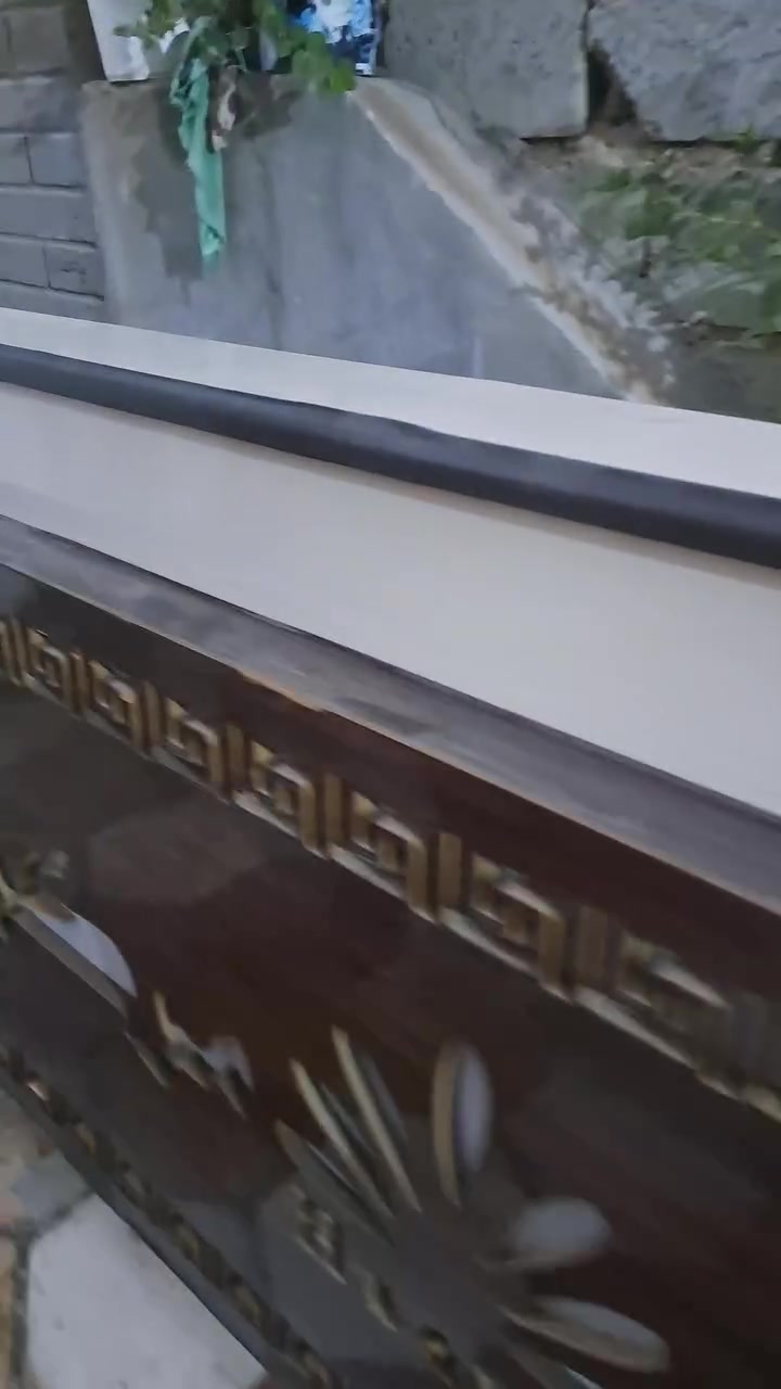 سلام عليكم.  ميز مال محل موبيلات طوله تقريبا ٣ ونص بي ٣ خانات جراراته نضيفه كلش هوه الميز نضيف ان دي اف الأصلي ٥ نفرات يله ينشال  ***********
