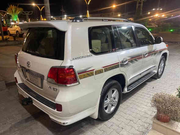 بسم  الله الرحمن الرحيم لاندكروز للبيع موديل 2012 محرك 8 سلندر GXR وليس VXR جلد كشن كهرباء فتحة شاشة تدعم ابل كار بلي وجي بي اس  كامرة تحكم مثبت سرعة تبريد ثلا ث قطع ثلاجة بصمة تحكم استيرن فور ويل مري شفط وخزن حساسات زراك لايت وليت متحرك تخم تاير وباتري جديد وحدادية ودسكات وفلنجات دخلته للشركة  فيت بم وعبوة صيانة كاملة وبلكات ونوزلا كلة جديد شركة شرط ترايك وين مايعجبك اذا مو اخت الزيروا مو قبول السيارة مكفولة لكن صار فيها صبغ طك عندي تاير وصار بالهلال مال الباب الخلفي مع الداير غير هذا ماكو ومأشر بالصور .***********
