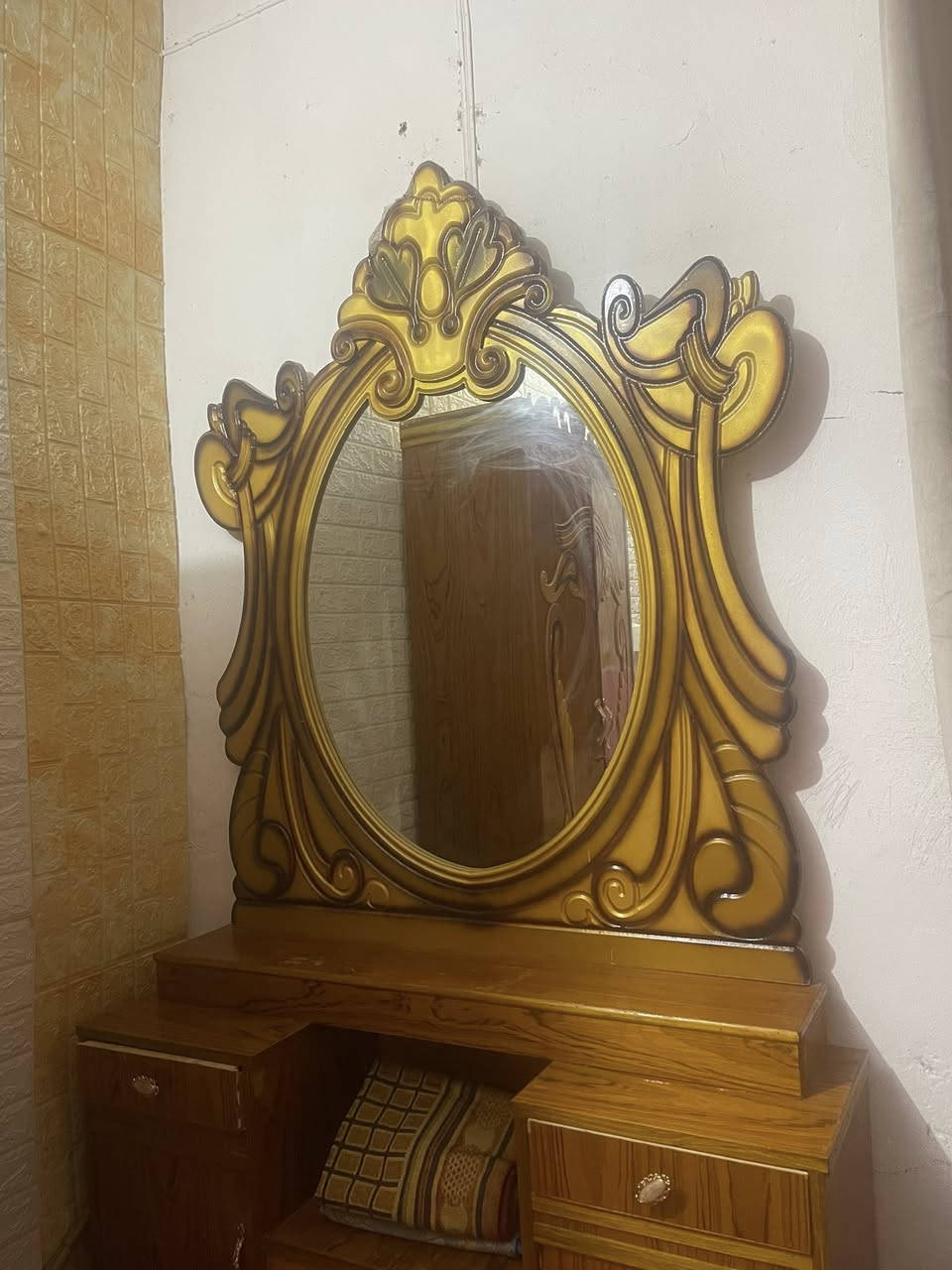 غرفه البيع سعره 600وبيه مجال مابيه اي ضررر جديده ستعمال شهرين ستفسار *********** العنوان خالص اسود صغير
