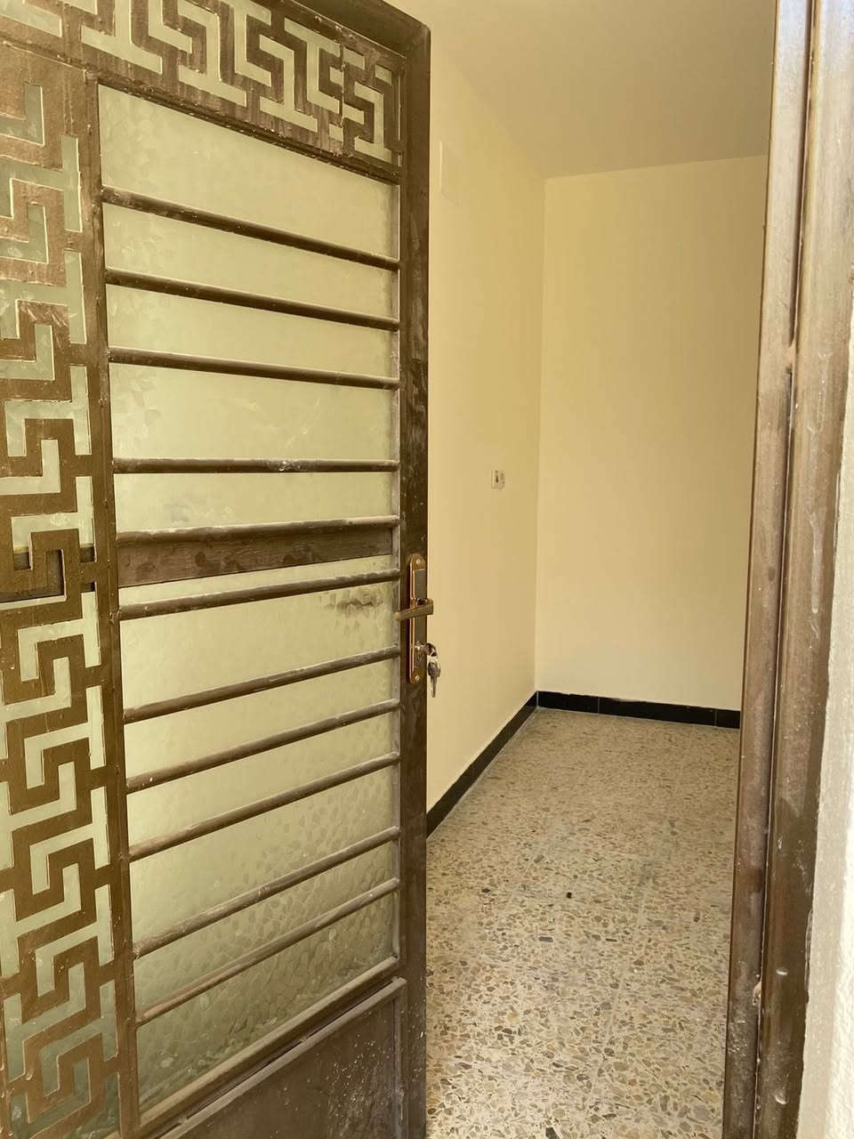 السلام عليكم (للعوائل فقط )
.شقه للإيجارطابق ثاني تقع في كمب ساره قريبه جدا على الشارع العام.
تحتوي على 
1-غرفه نوم عدد (2)
2حمام 
3-مطبخ 
4-هول 
5-خدمات لانترنيت 
6-سخان ماء  
للاستفسار (***********)
