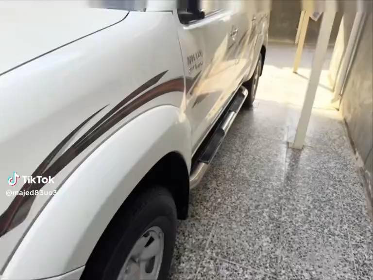 سلام عليكم هيلوكس مديل ١٤ سياره جديده ومكفوله كفاله عامه مكينه وكير وتبديل تخم تاير جديد ماشيه ١٤٠ حقيقي  رقم اربيل بسمي تحويل مباشر مكان السياره بغداد زعفرانيه ***********
