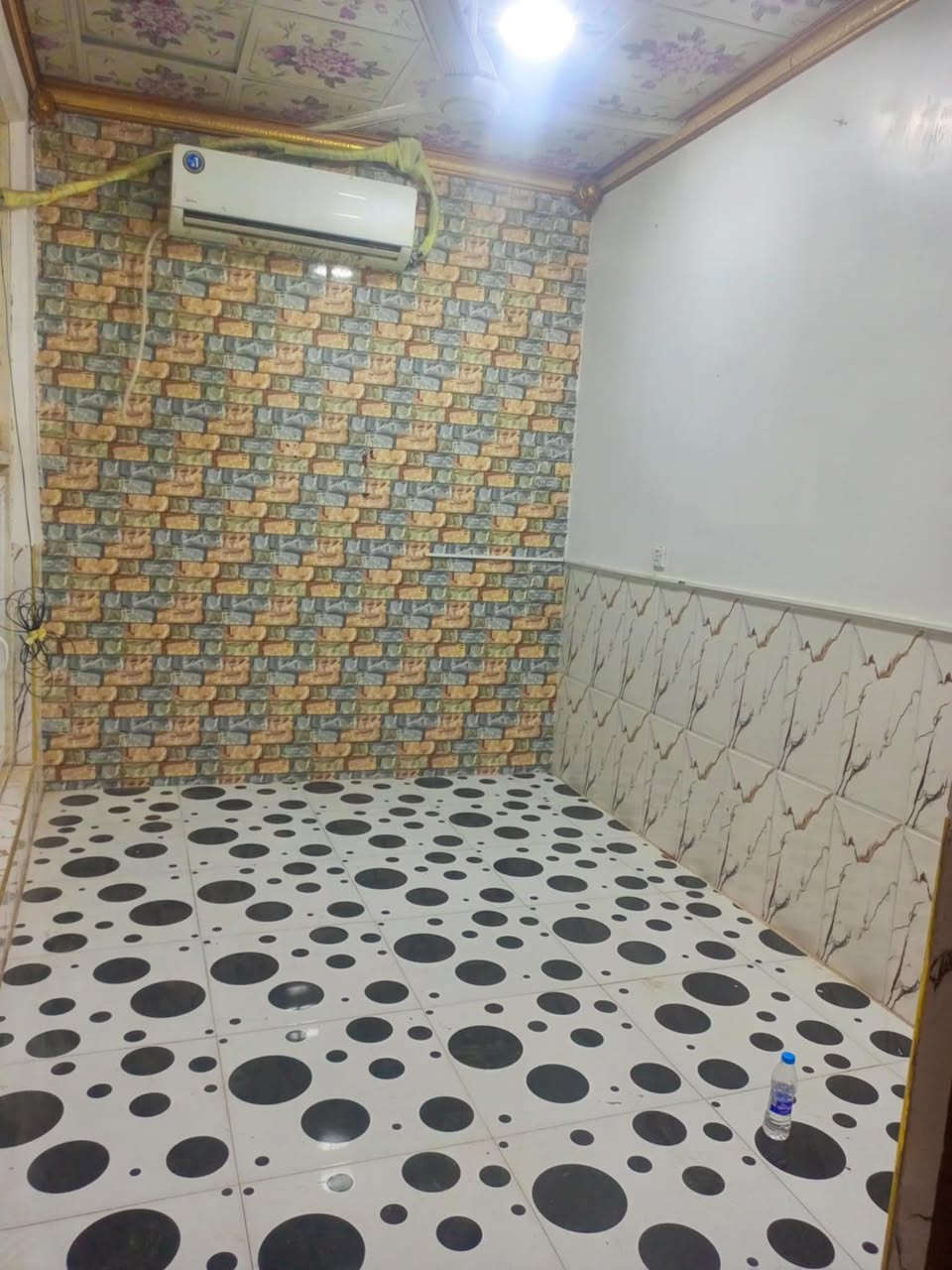 متوفر الان شقة طابق ثاني باب معزول بالفرات بشارع المستوصف قريب الشارع الرئيسي
تحتوي على 3 غرف و صالة ومطبخ و صحيات

الشقة كلش نظيفة 

ايجارها 350 الف شامل اجور الماء والكهرباء 

للاستفسار اكثر اتصال على ***********
او على الواتساب على الرقم ***********
