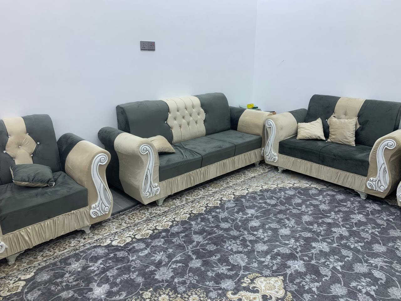 طخم قنفات عدد ٢ نفس اللون( ٢٠ نفر)
اربعه كبار
اثنين صغار 
واربع كراسي
مستعمل كلش قليل شرط النظافة
السعر ٦٥٠ بيها مجال


**إذا كنت صاحب هذا الإعلان وتريد حذفه لأي سبب، رجاءا أرسل رسالة إلى الدعم الفني**