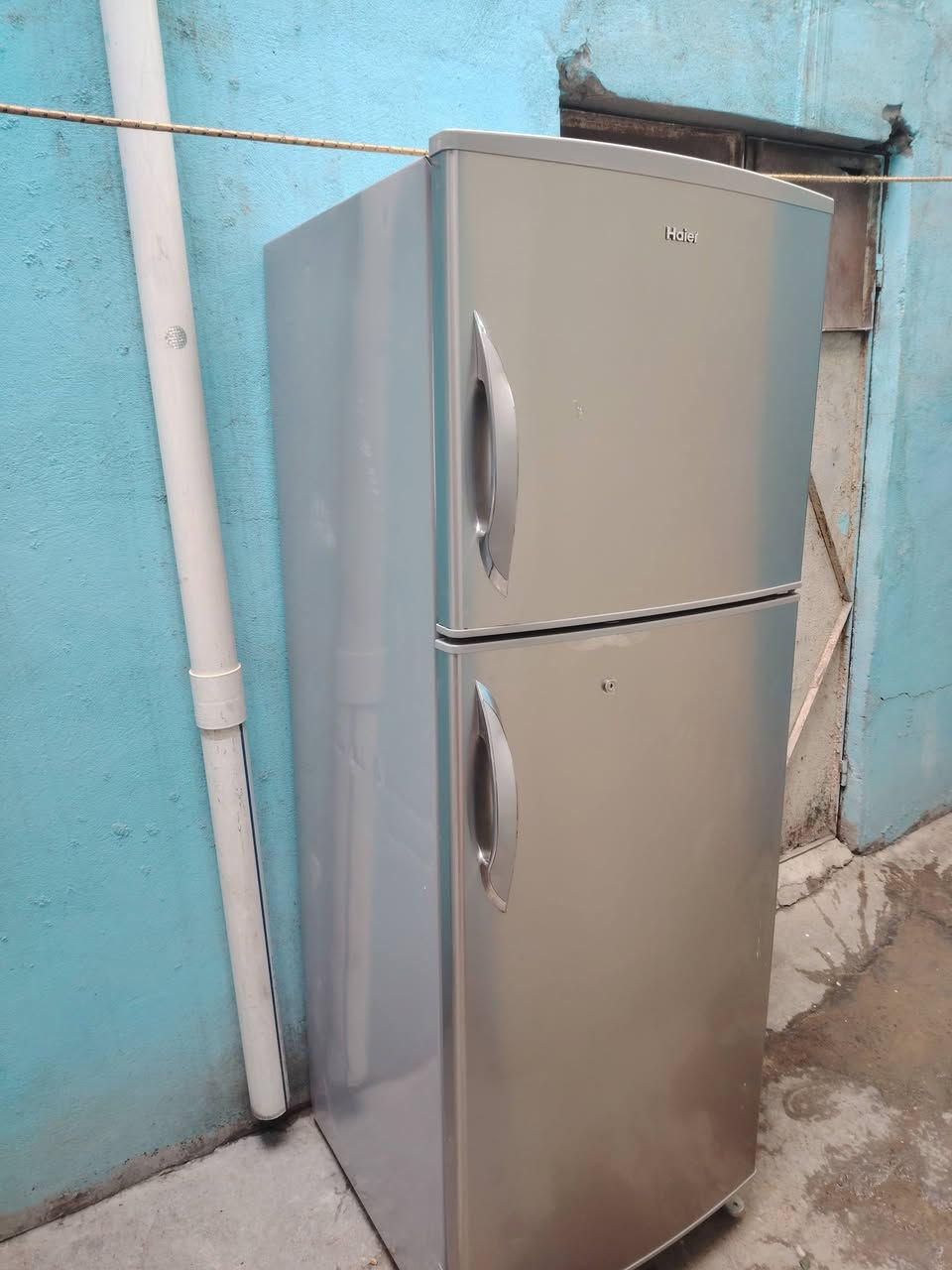 ثلاجه نضيفه وشغاله السعر 135 والعارضه 250 نضيفه وشغاله شراي اتصل ***********
