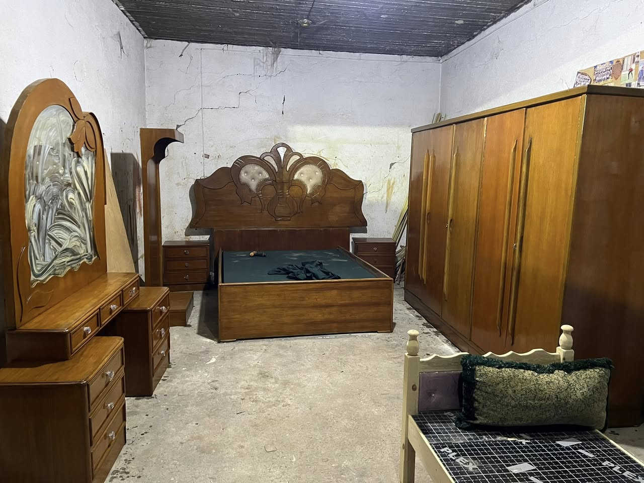 غرف نوم صاج داخل وخارج عدد 2
كنتور ثلاث ابواب ملحق عدد2
كنتور ثلاث ابواب طابق واحد 
بوفيه صاج 
المكان بابل قضاء المحاويل مقابل معسكر المحاويل البوابة الشمالية بتجاه بغداد 
يوجد لدينا خدمة توصيل
للاستفسار الاتصال على الرقم التالي *********** او التواصل عبر الواتساب برقم الاسيا
