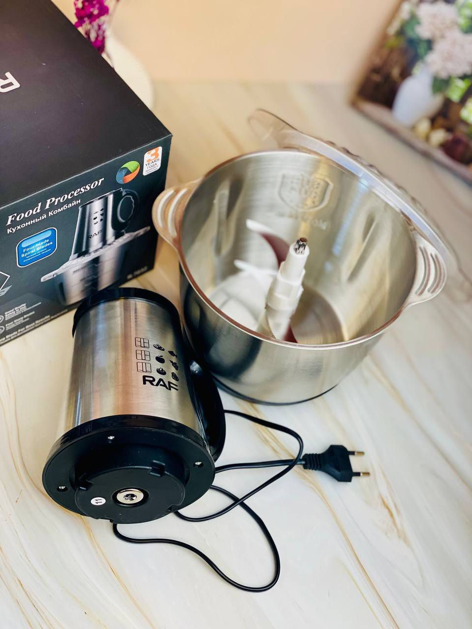 محضرة الطعام من ماركة راف RAF  الأصلية من الفولاذ المقاوم للصدأ ✔️#الاصلي المنشأ ألماني🇩🇪💯

ب 3 سرعات ✔️
1000 واط ✔️
3 لتر ✔️ 
4 شفرات حلزونية ✔️

محضرة راف قادرة على فرم اللحوم والكثير من المكسرات و الخضروات 💯

مصنوعة من الفولاذ حيث أن الهيكل الخارجي لها ستانلس ستيل 💯

محمي بقاعدة مطاطية للحماية من الخدوش 

صنعت شفراتها من الفولاذ القوي المقاوم للصدأ وسهل التنظيف لأنها تعمل
بنظام الشفرات 💯
 #الاصلي المنشأ ألماني🇩🇪💯

🚘 يوجد خدمة توصيل لجميع محافظات العراق


**إذا كنت صاحب هذا الإعلان وتريد حذفه لأي سبب، رجاءا أرسل رسالة إلى الدعم الفني**