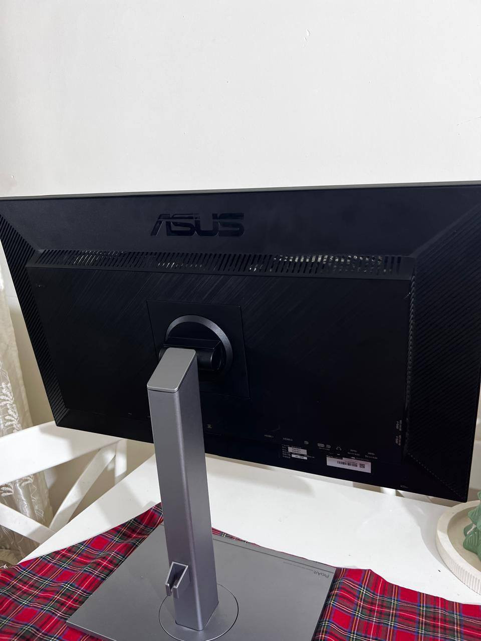 المواصفات الكاملة
📏 الحجم

 • 27 إنج

🖥️ الدقة

 • 4K UHD

 • ‎3840 × 2160�(دقة عالية جداً – أوضح من الـ Full HD بأربع مرات)

🎨 نوع اللوحة

 • IPS Panel

 • ألوان دقيقة جداً

 • زاوية رؤية واسعة

🎯 دقة الألوان

 • 100% sRGB

 • 100% Rec.709

 • معايرة مصنعية (ΔE < 2)�→ ممتازة للتصميم، الطباعة، المونتاج

⚡ معدل التحديث

 • 60Hz

🔌 المنافذ

 • USB-C (شحن + صورة + بيانات)�

 ◦ يشحن اللابتوب حتى 65W

 • 

 • DisplayPort

 • HDMI x2

 • USB Hub

 • مدخل سماعة 🎧

👁️ راحة العين

 • Flicker-Free

 • Low Blue Light�(تريح العين بالشغل الطويل)

🧍‍♀️ القاعدة

 • تعديل ارتفاع

 • ميلان

 • تدوير

 • Pivot (تخليها عامودية)

🗓️ تاريخ التصنيع

 • January 2025

🔥 مناسبة جداً لـ:

 • الشغل المكتبي الثقيل

 • أكسل وجداول كبيرة

 • الدراسة

 • التصميم

 • المونتاج

 • شغل الماستر والبحوث 👩‍🎓

بصراحة شاشة فخمة واحترافية مو عادية أبداً � 

ماخذيها ب 850 استخدام شهر بيها مجال اريدها ب 700 و بيها مجال


**إذا كنت صاحب هذا الإعلان وتريد حذفه لأي سبب، رجاءا أرسل رسالة إلى الدعم الفني**