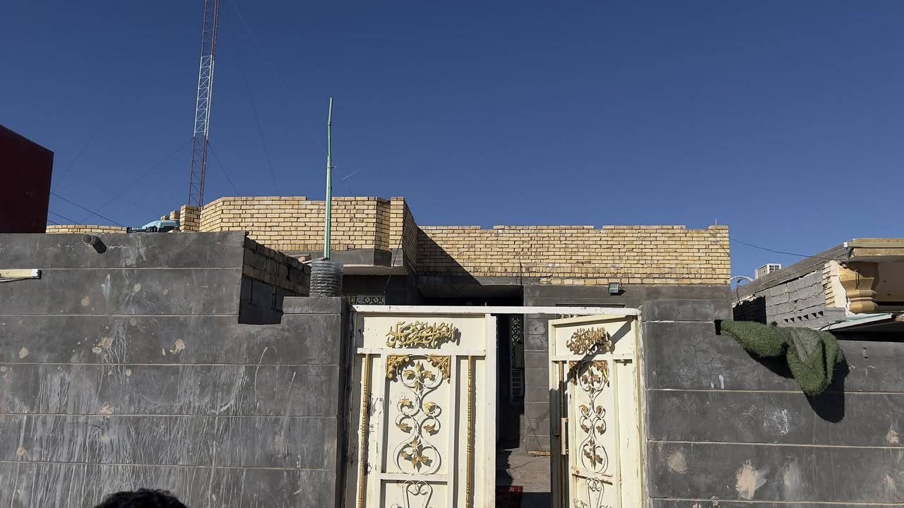 دونم قرب طاقة الكهرباء المتنقله مشروع الـ حاتم
يتكون من 3 بيوت .-بيت الأول 400 متر المساحه يتكون من ثلاث غرف وصاله الاستقبال 14 متر 
بيت جاهز 
وبيت الثاني 150 متر مساحه وبيت الثالث 100 متر
***********
