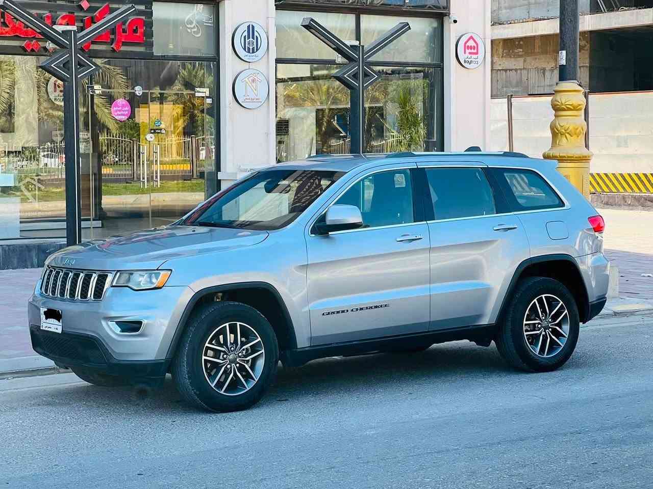جيب شيروكي 2019 وارد امريكي السعر 178 وبيها مجال لاستفسار *********** مواصفات كشنات جلد كهربائي تبريد خلفي بصمه جنطه كهربائيه حساسات شاشه كبيره كامره خلفيه محرك 3600 محرك وكير مكفولات على وضع الشركه فور ويل تخم تاير جديد تبريد ثلج السياره جديده ما بيها اي نقص حادثها من امريكا جدآ بصيط قبق جنطه وبنيد فقط بدون اي ضرر داخلي ايرباكات سليمه راديترات الشركه ما ملعوب بيها والباقي كفاله رقم بغداد مشروع وطني تحويل مباشر مكاني ((كربلاء المقدسه ))
