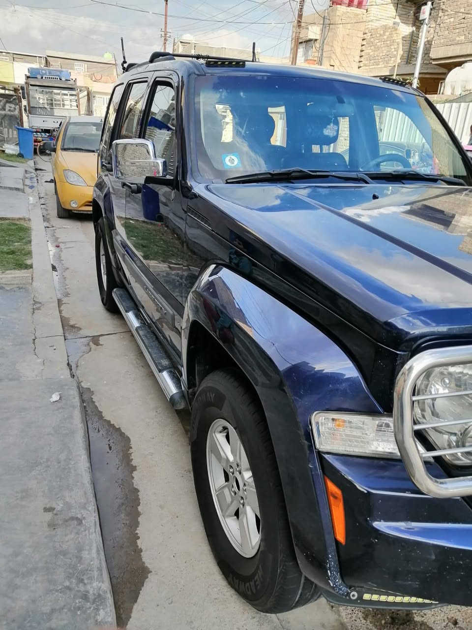 السلام عليكم  للبيع او المراوس 
جيب ليبرتي موديل 2012 امريكي محرك 3700 
السيارة خير من الله ما ناقصه شي تبريد خير من الله كير ومكينة خير من الله ضررها باب السائق وجاملع مرشوش كلير يعني مو حادث فقط رصعات وخدوش ومصبوغات وبيها شبر فوك القبق مال بانزين معدل بارد السيارة باسمي تحويل ثاني يوم سنوية  لحد 2029 يلة تنفذ
للاستفسار هذا الرقم *********** مكاني بغداد الزعفرانية
