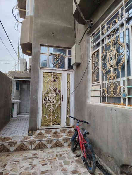 السلام عليكم دار مساحه الكليه ٤٠٠ متر ٢٠٠ بنيان و٢٠٠ حديقه طابقين طابق ارضي ٣ غرف براني استقبال مطبخ صحيات والطابق الثاني غرفتين وصاله وصحيات للبيع للاستفسار الاتصال ع الرقم ***********
