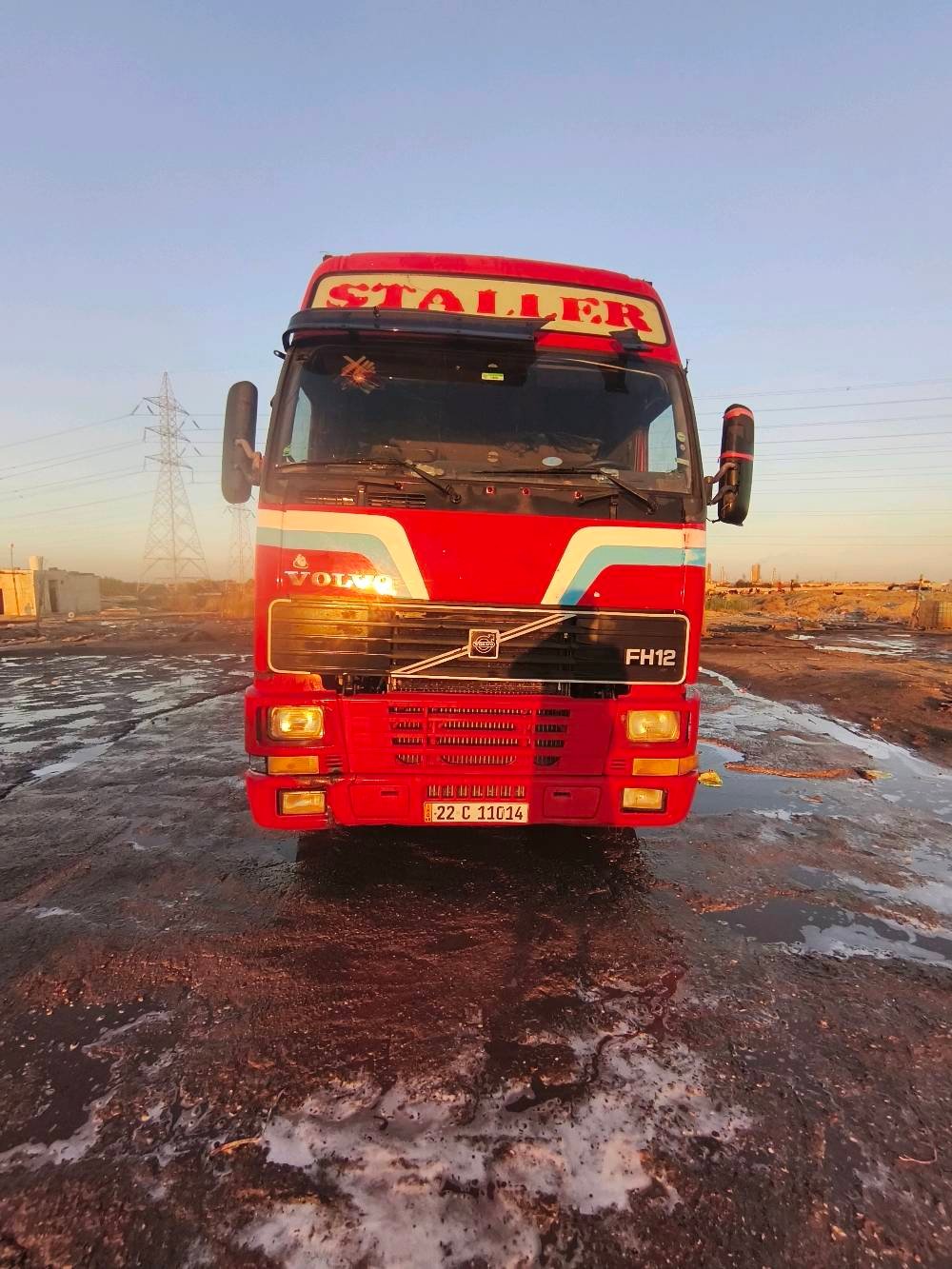 للبيع صهريج نفط مع مركبة فولفو موديل FH12، يضم سعة 36,000 لتر. الصهريج في حالة جيدة مناسبة لنقل المواد السريعة الاشتعال. المركبة متينة وجاهزة للتشغيل الفوري.