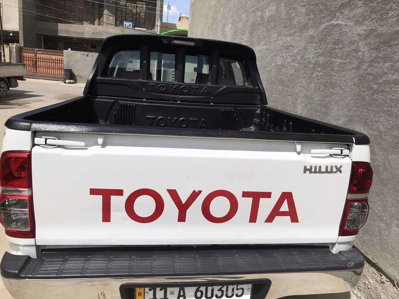 بسم الله الرحمن الرحيم 
للبيع تيوتا هايلوكس موديل ١٣ 
كويتي شاصي ١٩ 
رقم بغداد انگليزي بأسمي 
ماشيه ٢٢٧
سياره نظيفه بيه صبغ بلجامرلغ اليمنه الخلفي والباب الوره السكن صبغ فقط بدون معجون او تعديل حار الصبغ اثر شخطة باب
سياره كير محرك كفاله تخم تاير شاده جديد 
مكانه صلاح الدين قضاء الدجيل 
سعرهه ٢٠٠ وبيه مجال 
للاستفسار الاتصال على الرقم ***********
او***********
