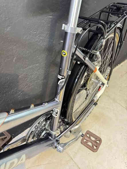 السلام عليكم خواتي عندي هذي ماركة (MERIDA)  غني عن التعريف حجم 26 جبلي قياس M فاصله الترحال بس جبلي دبل امامي معدنه المنيوم نظافة 95 سستم شيمانو التوس 3/7 رقبه متحركة سعره 230 الف وبي مجال *********** وتساب وخاص مفتوحين عنواني موصل معرض الفهد للدراجات تتوفر خدمة توصيل لجميع محافظات العراق وتحياتي
