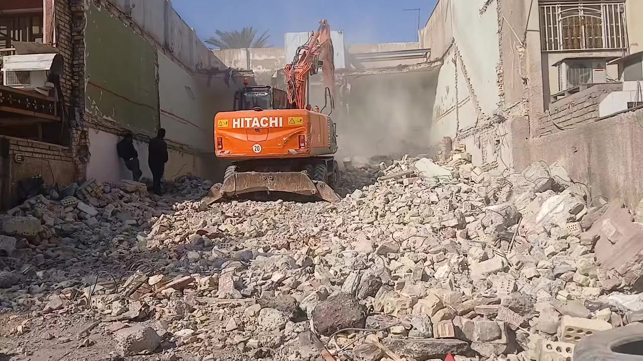 مستعدون لهدم الدور والبنايات وحفر الجفره وقطع البيوت المشتركه ورفع الانقاض وفرش السبيس والجلمود نعمل  باسعار مناسبه في بغداد هاتف ***********
