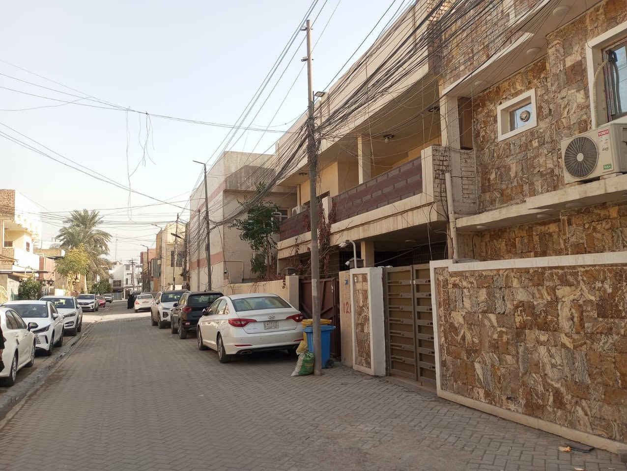 السلام عليكم تعلن شركة الجبوري للعقار والمقاولات العامه عن بيع دار ملك صرف سكني في منطقة الكريعات الكويتي قرب فلكة القرغولي استفسار اتصال على الارقام التاليه 
1 المساحة 90 مترررررر 
2 الواجه 6 متررر 
3 النزال 15 مترررر 
4 عرض الشارع 10 مترررر كامل الاخدمات 
5 السعر  مليونين و650 الف المتر الواحد وبي مجال 
يتكون من طابقين وبيتونه وسطح 
الطابق الأول طرمه وصاله وحولي ومطبخ وغرفة نوم وخدمات ومنور 
الطابق الثاني غرفتين نوم وحولي وخدمات وبيتونه وسطح 
عنوان الشركة الكريعات الكويتي شارع حسينية ابي تراب قرب فلكة القرغولي استفسار اتصال على الارقام التاليه 
*********** أبو صكر الجبوري 
***********
