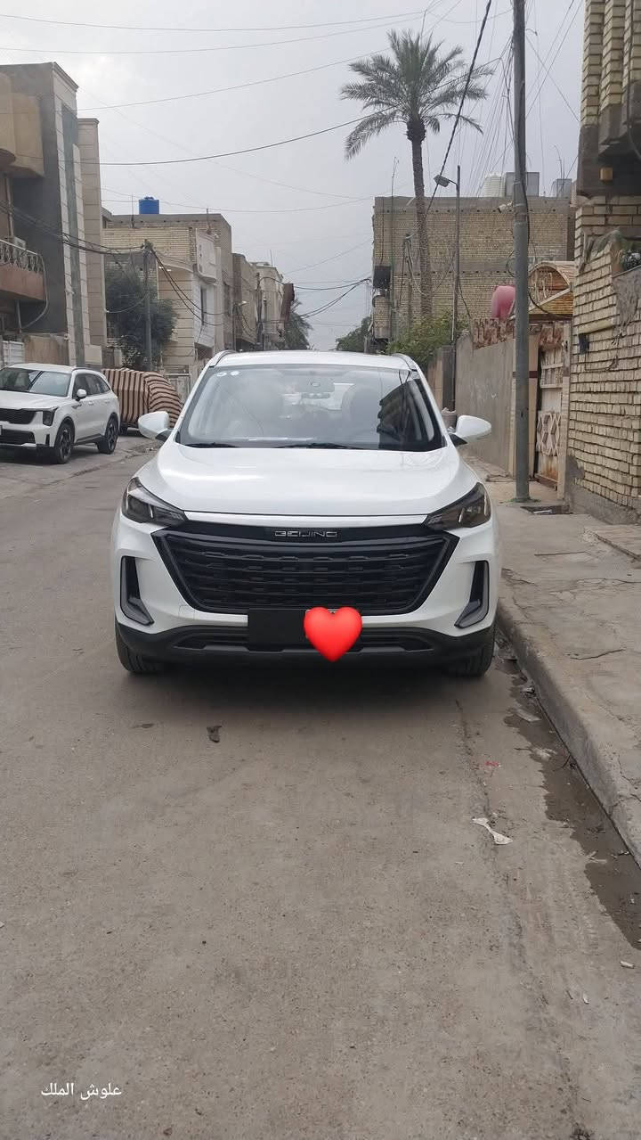بيع او مراوس
احد احلى سيارات الي ركبتها بحياتي ال Baic x35 
امتياز مارسيدس بنز 

سيارة كاملة ومعتني بيها يم الوكالة 
 وبعد بيها ضمان 3 سنوات كير ومحرك يعني مرتاح راسك من ناحية صحتها زيرو

سرعة عالية شعله تخبل ماكو منها اطلع اغلب سيارات بالشلعة وبنظام السبورت ما شاء الله 
وصرفيتها تمشيني عشر ايام تقريبا التفويله حسب الاستخدام

السيارة فول مواصفات من كل نواحي
اولا خليجية 
بعدها بالضمان مال شركة 

مواصفاتها : خارج سيارة 

جامه أماميه عريضه تطي هيبة واضحة 🔥 �

ليتات LED أمامية حادة وشكلها عصري ✨

إنارة نهارية (DRL) تبين السيارة حتى بالنهار 🌟 
خطوط جسم انسيابية تعطي شكل رياضي 🚀 �

اطارات ألمنيوم قياس  17 شكلها شبابي 🛞 �

مرايات جانبية كهربائية ويا إشارات 👍 �

روف رايل (حامل سقف) يضيف شكل SUV قوي 🚙 �

فتحة سقف بانوراما �

ليتات خلفية LED تصميمها أنيق 🔴
 
📷داخل السيارة 

شاشة لمس 8 إنش مع ربط موبايل 📱
عدادات رقمية بتصميم عصري 👀
مقود متعدد الوظائف للتحكم السريع 🎮
مقاعد مريحة (قماش أو جلد حسب الفئة) 🛋️
مساحة واسعة ومريحة للأرجل قدام وورا 👌
مكيف هواء فعّال (أوتو ببعض الفئات) ❄️
نظام صوتي + بلوتوث 🔊
نوافذ كهربائية + قفل مركزي 🔒
منافذ شحن وفتحات تخزين عملية 🔌
خارج سيارة

المحرك 

 المحرك  ياباني من شركة مسيوبيشي١٥٠٠ تيربو اقتصادي 

قير: cvt من شركة ايسن الالمانيه 
نظام تعليق اليانيه 

وهذا هو بالعافية على ياخذها
سيارة ماشية ١٠ الاف زيرو 

رقمي 
***********
