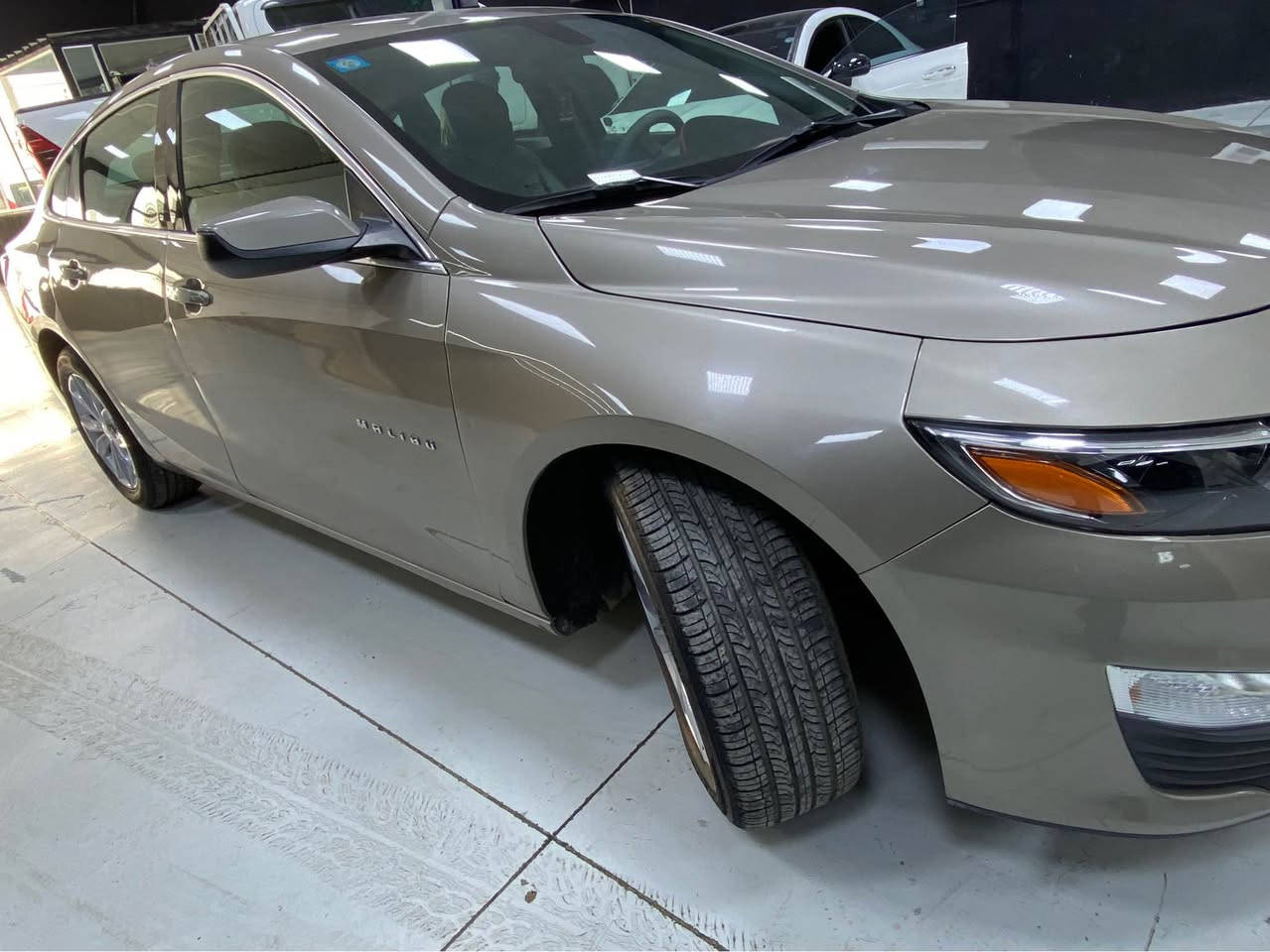 السلام عليكم 
للبيع او مراوس 
 ماليبو 2022 LT لون ذهبي 

ماشيه 60,000 mi

الضرر/ حادثها باب خلفي جهة الراكب مبدل ومصبوغ ونص الجاملغ الخلفي ايرباك راجع سستم شركة 
بجم كبس شواصي لغود محرك كير كفالة عامة 

السيارة رقم بغداد بأسمي  

مواصفات LT المعروفة
🔴 بصمه ابواب + جنطه
🔴 تشغيل عن بعد 
🛑محرك 1500 توربو ✈️
🔴سايد بريك بصمه
🛑لدات اماميه نهاري 
🛑تبريد مناخي منفصل SYNC
🛑تبريد قطعتين امامي خلفي 
🛑شاشه كبيره 
🛑خرائط Gps📌
🛑كامره خلفيه دوارة 📷
🛑كروز مثبت سرعه
🛑شاشة ضبط واعطال بل دشبول

السياره جاهزه ونظيفه جداً بدون نواقص تخم تاير جديد 
مع ادامة تنظيف غرفة احتراق وتبديل هايدروليك الكير 
السعر // 127 بيها مجال بسيط 
مكاني بغداد السيدية  
***********
متوفر اتصال و واتساب بغداد, العراق
