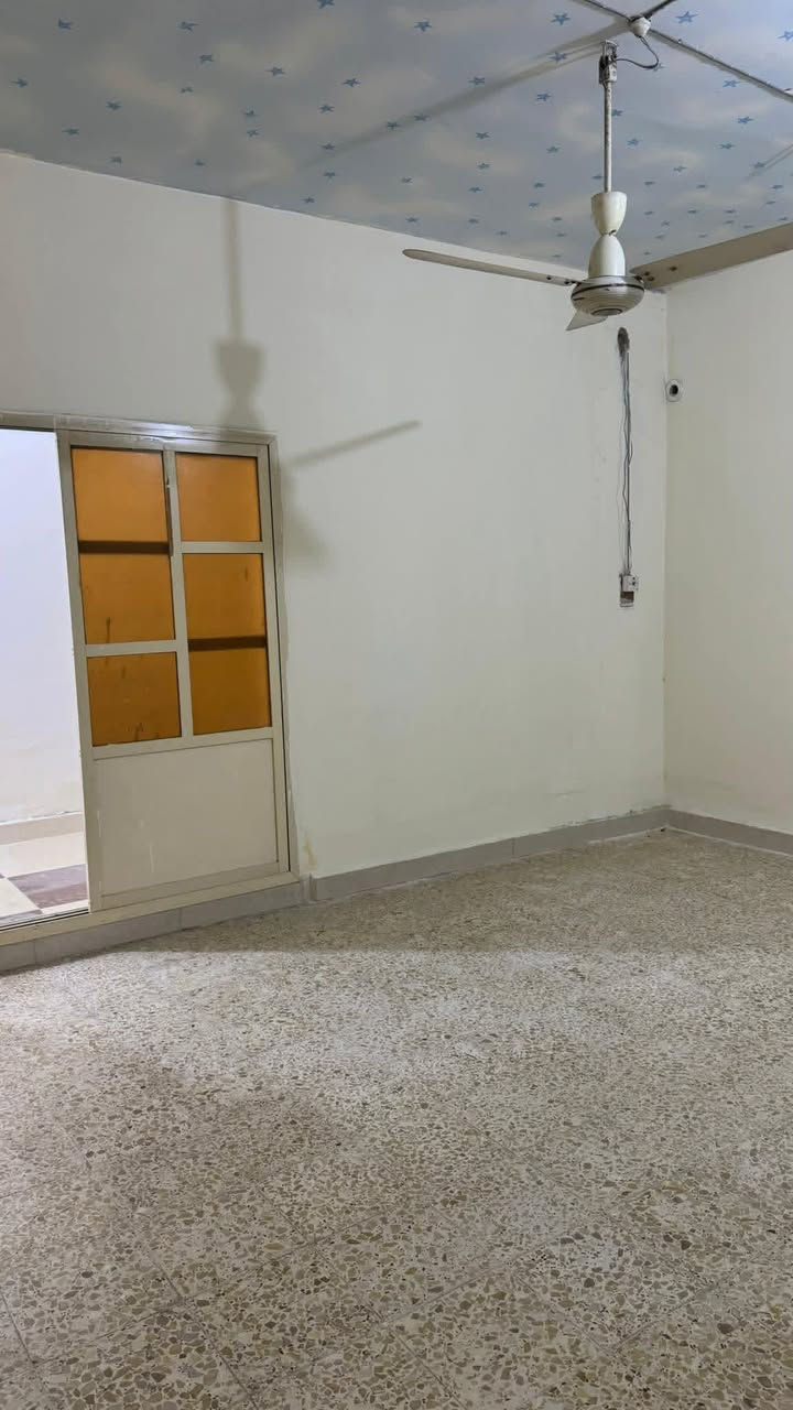 منزل كبير ونظيف للايجار يحتوي 3 غرف نوم كبيرة وتحتوي الغرف على دريسنك روم للملابس  وصالة واستقبال وحمامين ومطبخ وحديقة كبيرة وكراج يكفي سيارتين ويوجد مولد كهرباء كبير مجاني يشغل سبالت في الصيف وتدفئة في الشتاء بدون الحاجة الى شراء الامبيرات او دفع اجور مولد الكهرباء العنوان مركز سفوان مقابيل دائرة الكهرباء وبالقرب من مركز الشرطة
المساحة 300 بيت ركن  قرب الشارع العام ومول سفوان سابقاً. 
  الايجار 500,000 دينار عراقي
***********
