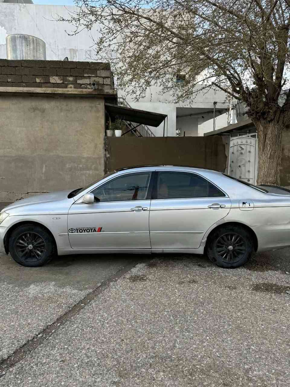 سەرەتا بەناوی خوا
شاینە مۆدێل 2007  
بڕاوەەە بڕاوەە 
گێڕ گەورەی مەکینە بچوک 
بەسمە ڕەساسی 
ناو قەیسی 
دوو دوگمە
سەقفی شوشە  
سەیارەکە تابڵێی جوانە بۆ قوەت و بۆ بەنزین 
٢٥٠ مەسرەفی تیانیە 
ڕۆنی تازە گۆڕاوە 
پاتری تازەیە 
چوار تایەی تازەی لە ژێرا 
نوقسانیو گەڵایە ببڕە  
سعری 44 مەعمەلەیە برایانە 
شوێن چەمچەماڵ 
***********
