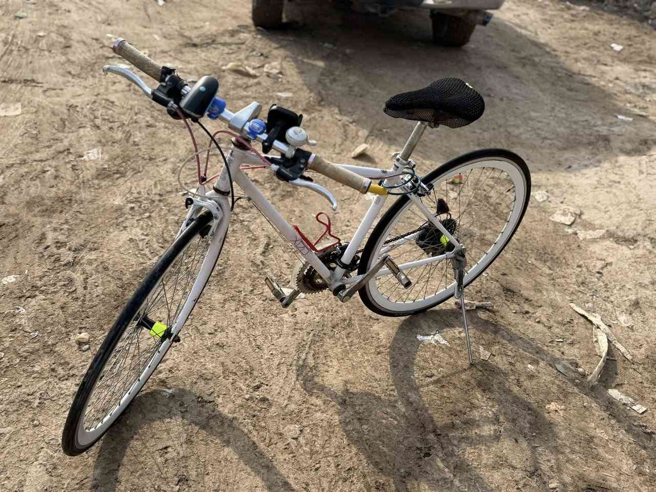 السلام عليكم بيسكل سباق وزن ٣كيلو نضافه ١٠٠من١٠٠كيوره شغاله لتواصل  واتساب***********
