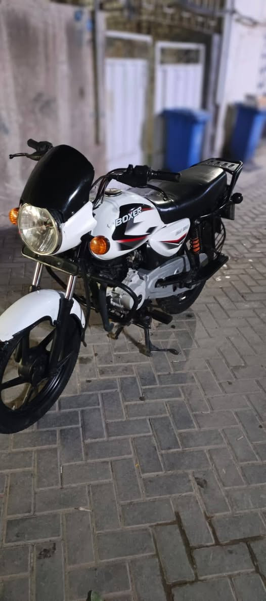 السلام عليكم بوكسر كلاسك موديل 22 نازله بل 23 الدراجه مكفوله مكينه خرسه كلهة شغلله كهربائيات سلف هندر نضافه كدام عينك و الدراجه احله من الصور نكره بكل وقت رقم الكليزي بغداد بسمي تحويل ثاني يوم السعر 2100 مليونين وميه وبيهة مجال قليل مكاني بغداد مدينه الصدر تقاطع السفاره رقمي *********** واتساب أو اتصال
