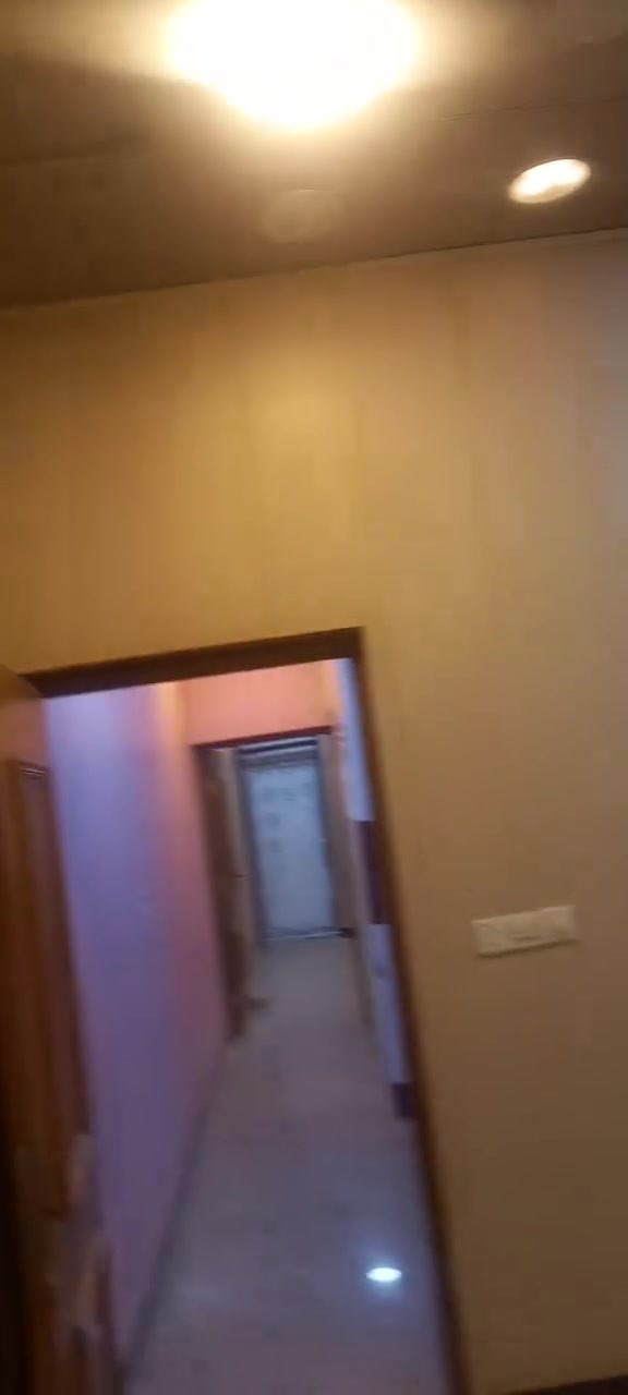 شقه طابق اول مساحته ٦٥ متر على شارع الضباط لايجار تحتوي على غرفه نوم وصاله ومطبخ معزول وبالكونه على الشارع وصحيات ب٤٥٠الاتصال على *********** و***********
