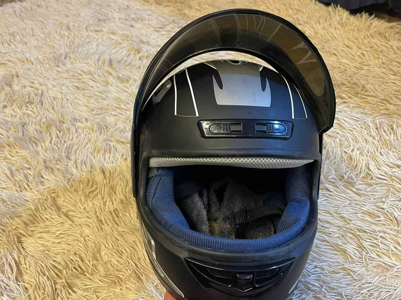 خوذة للبيع ب ٢٠ اتصل علا صاحبها.
***********
