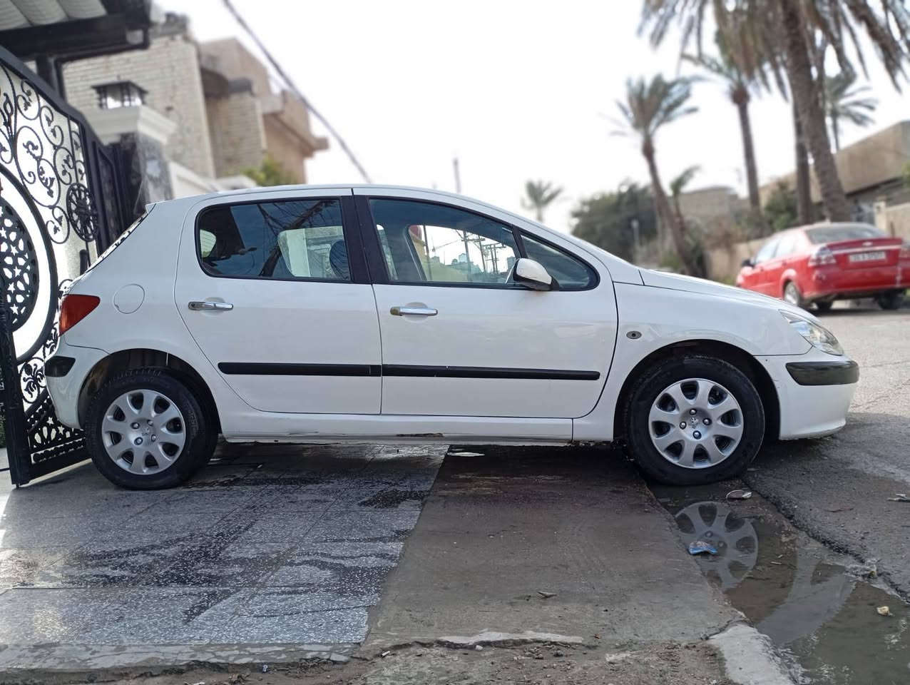 السلام وعليكم 
بيجو 307 موديل 2005 
كلشي شغال بيهة
السيارة بسمي رقم بغداد الجديد  
السونار موجود بالمنشور
السعر 57 وبيه مجال بسيط 
مكاني بغداد 
*********** بغداد, العراق
