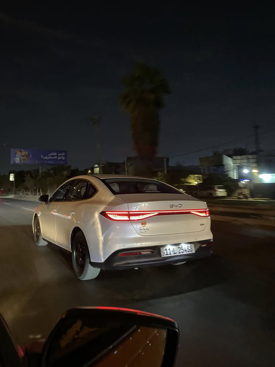 السلام عليكم بي وايدي سيل فايف موديل 2025سياره زيرو وبعده على وضع الشركه ماشيه 800كليو بس سياره رقم بغداد تحويل ثاني سعر 130وبيه مجال بسيط  مكاني ديوانيه ***********//***********
