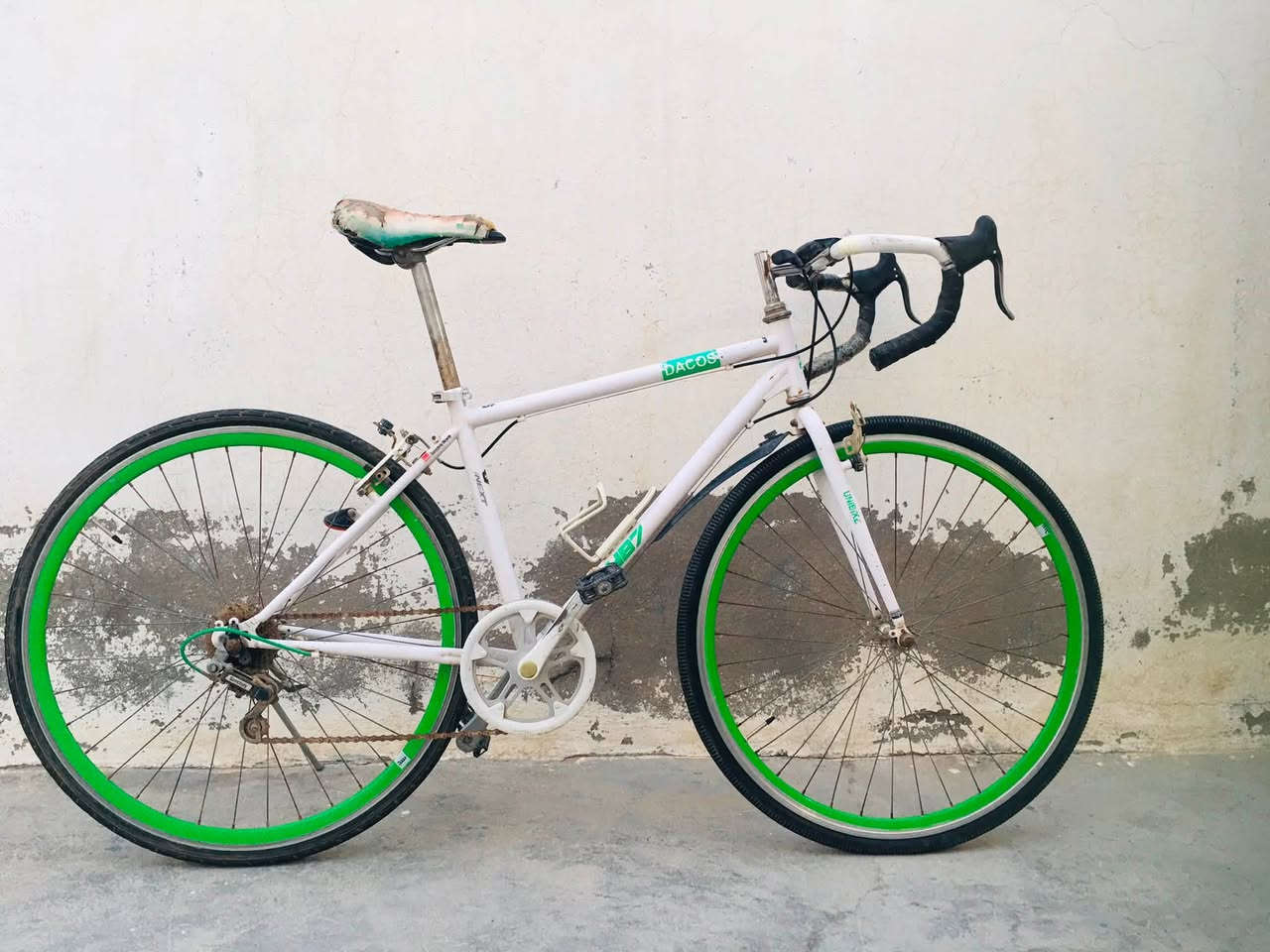 رود c700 
ستستم شيمانو 
وياله الامنيوم 
جان متروك جوابة جدد قبل شوي بدلتهم
نقصه بس (ماسحة مال لبريك الامامي)
سعره 75 الف وبي مجال حك الجية مكاني بغداد مدينة الصدر
واتساب ***********
